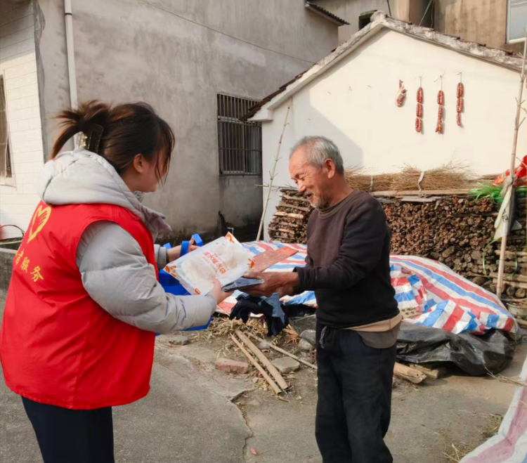 姚村鎮：暖心物資送上門 讓獨居老人暖身更暖心
